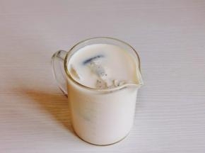 首先将白砂糖与红茶包放入牛奶中。