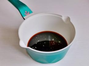 锅中加水，红糖。