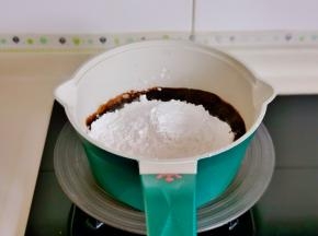 倒入木薯粉迅速搅拌至无干粉。