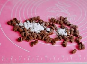 搓成长条，再切小块，撒上木薯粉。