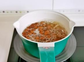 我煮了一半的珍珠，锅中水烧开下珍珠，中小煮。