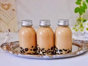 首先将珍珠装入瓶中，再倒入泡好的奶茶就好啦！