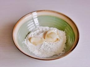 首先将面粉与猪油，白糖放入大碗中。