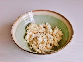 再加入水搅拌成絮状。