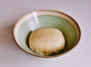 揉成不粘手的面团，大约揉了5分钟，盖上保鲜膜醒20分钟。