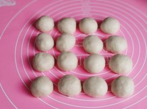 醒好后分成16等份，盖上保鲜膜。