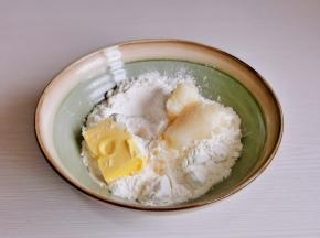 油酥食材混合碗中。