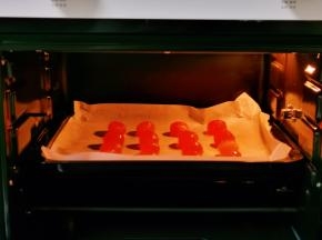 入烤箱150度烤5分钟取出。