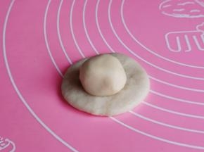 油皮擀圆，放上油酥包起来。