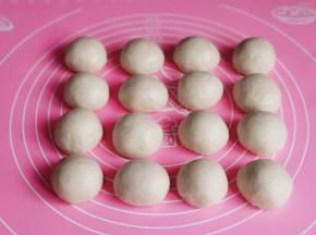 依次油皮包油酥盖上保鲜膜。