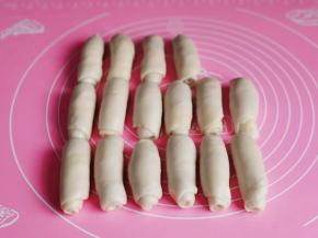 全部操作好，盖上保鲜膜醒15分钟。