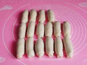 全部操作好，盖上保鲜膜醒15分钟。