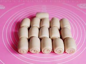 再次擀长舌状卷起来，盖上保鲜膜醒15分钟。