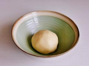 再揉成面团，盖上保鲜膜醒10分钟。