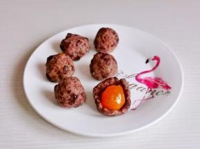 准备好豆馅，包上咸蛋黄。