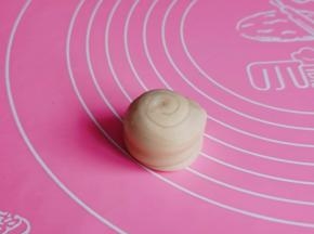 取一个面卷，立起来按压擀开。