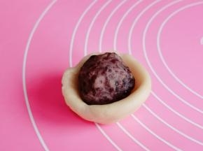 整理成窝窝状，放入馅，虎口手法包起来。