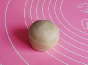 收口捏紧朝下。