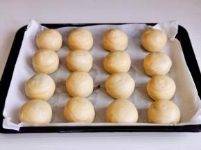 依次包好放入垫好油纸的烤盘中。