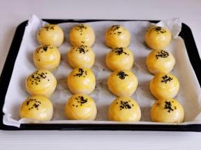 刷上蛋液，撒上黑芝麻。