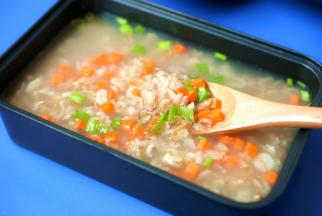 取出牛奶后，再加入适量水，煮点蔬菜燕麦粥。