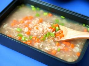 取出牛奶后，再加入适量水，煮点蔬菜燕麦粥。
