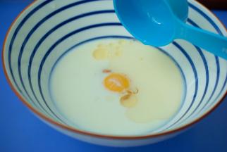 鸡蛋、牛奶、玉米油混合均匀，静置20分钟。