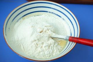 驶入低筋面粉和泡打粉、盐。