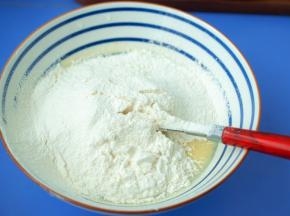 驶入低筋面粉和泡打粉、盐。