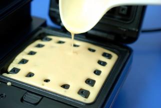 早餐机预热1分钟，倒入一勺面糊，盖上盖子。