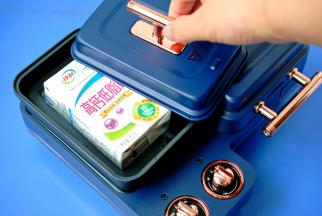 旁边的小煎锅加水烧热后放一盒牛奶温热。