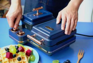 制作华夫饼和热牛奶、煮燕麦粥可以同时进行，不耽误时间。