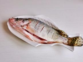 桂鱼清洗干净，两面身上划几刀。