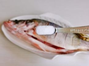 两面撒上盐搓匀，腌制10分钟。