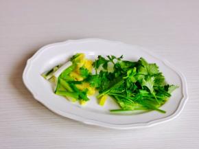 葱姜香菜切好。