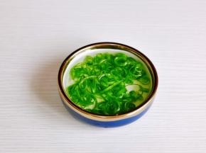 从叶撕成条，泡冷水，自然卷起来。
