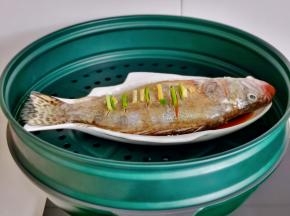 入蒸锅隔水蒸15分钟，焖3分钟再打开。