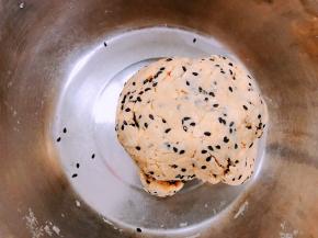 揉成面团盖上盖子醒30分钟，这里的面团是偏干的