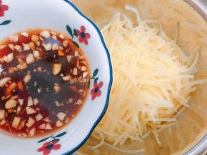 把调好的料汁倒入土豆丝里