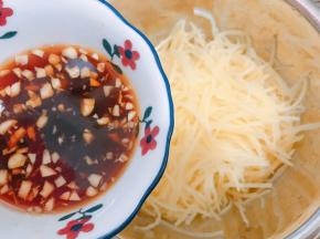 把调好的料汁倒入土豆丝里