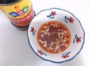 碗里加入味极鲜酱油，白糖，蒜末和2勺纯净水