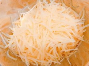 沥干水放入盆里备用