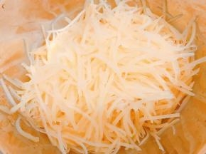 沥干水放入盆里备用