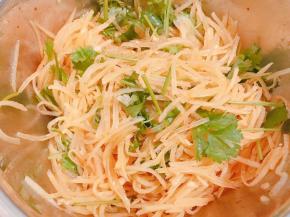 撒上香菜段拌匀即可