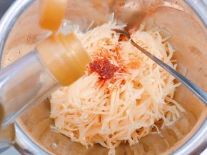 按照个人口味加入花椒油和红油辣椒