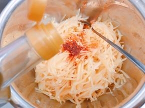 按照个人口味加入花椒油和红油辣椒