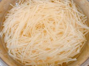 土豆切成细丝，用清水漂洗几次
