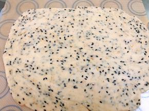 用擀面杖擀成薄片