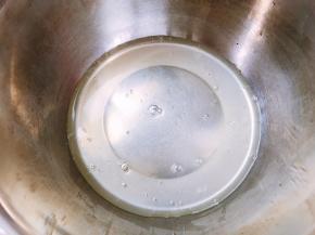 盆里加入蛋清（我是刚好剩下了蛋清，可以用全蛋）