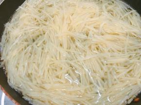 锅里烧水，水开后放入土豆丝焯水，变色后捞出过凉水，不要煮太久变色即可才会爽脆